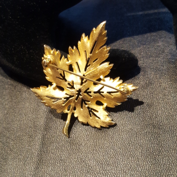 Trifari Crown Vintage Leaf  Brooch - Picture 3 of 7